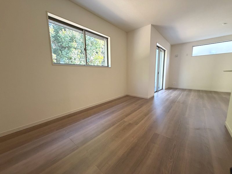 東・南の大きな窓から採光のあるLDK17.8帖 楠葉野田3丁目LiveleGardenS全4棟新築分譲住宅地内4号棟 その他