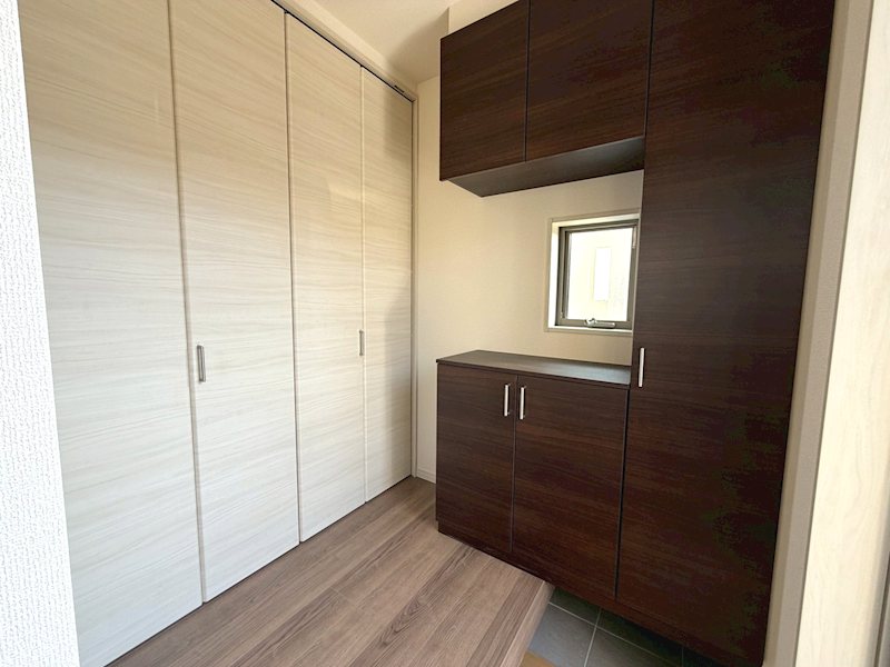 玄関スペース 収納充実シューズボックス 楠葉野田3丁目LiveleGardenS全4棟新築分譲住宅地内4号棟 その他