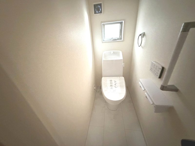 1階の温水洗浄暖房便座トイレ 楠葉野田3丁目LiveleGardenS全4棟新築分譲住宅地内4号棟 その他