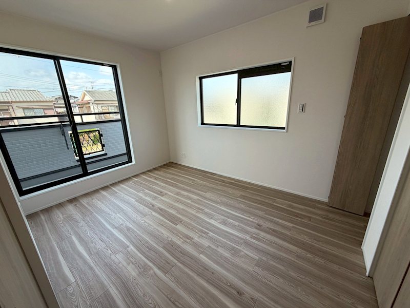 西向きバルコニーに面した洋室6帖 養父元町一戸建再生既存住宅 その他