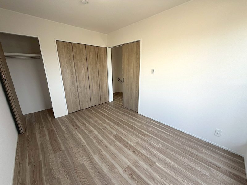 西向きバルコニーに面した洋室6帖 養父元町一戸建再生既存住宅 その他