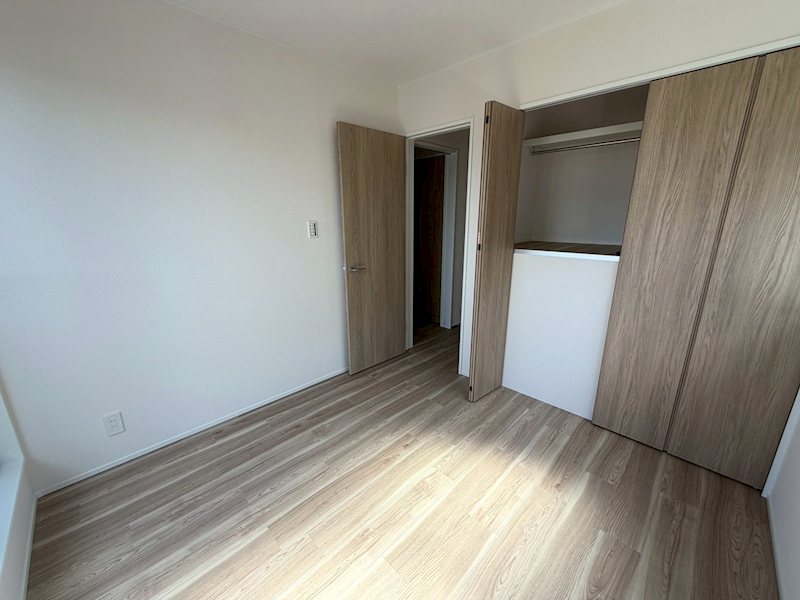 西向きバルコニーに面した洋室4.3帖 養父元町一戸建再生既存住宅 その他