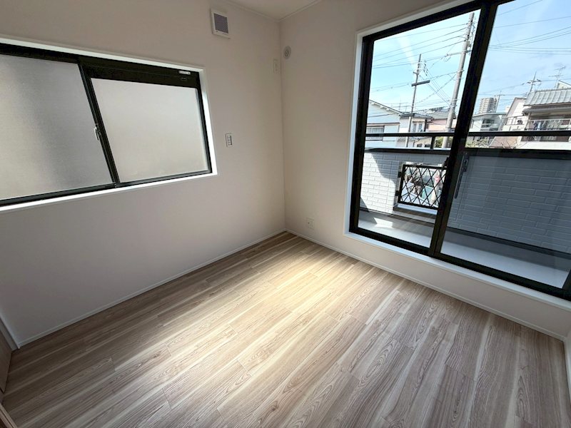 西向きバルコニーに面した洋室4.3帖 養父元町一戸建再生既存住宅 その他