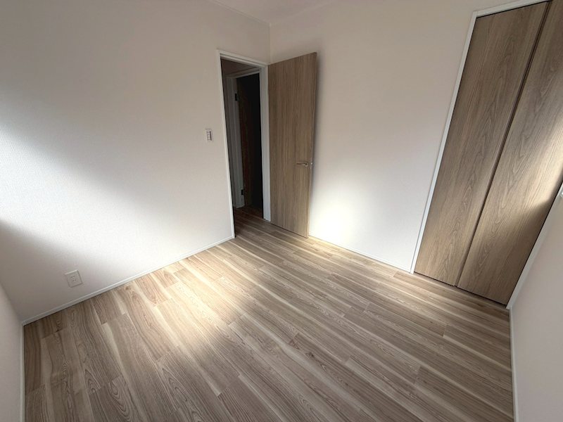 天窓付明るい洋室4.3帖 養父元町一戸建再生既存住宅 その他