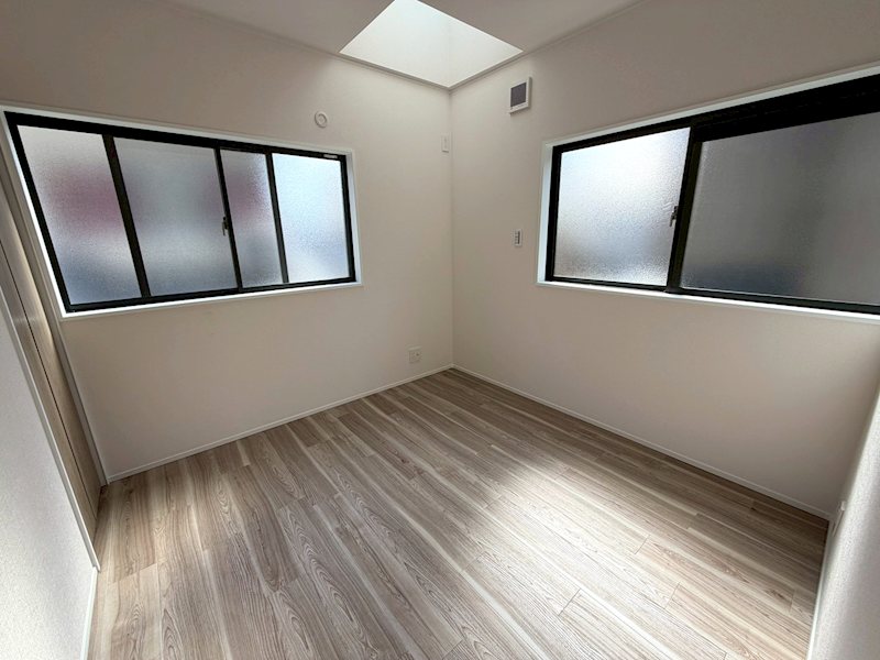 天窓付明るい洋室4.3帖 養父元町一戸建再生既存住宅 その他