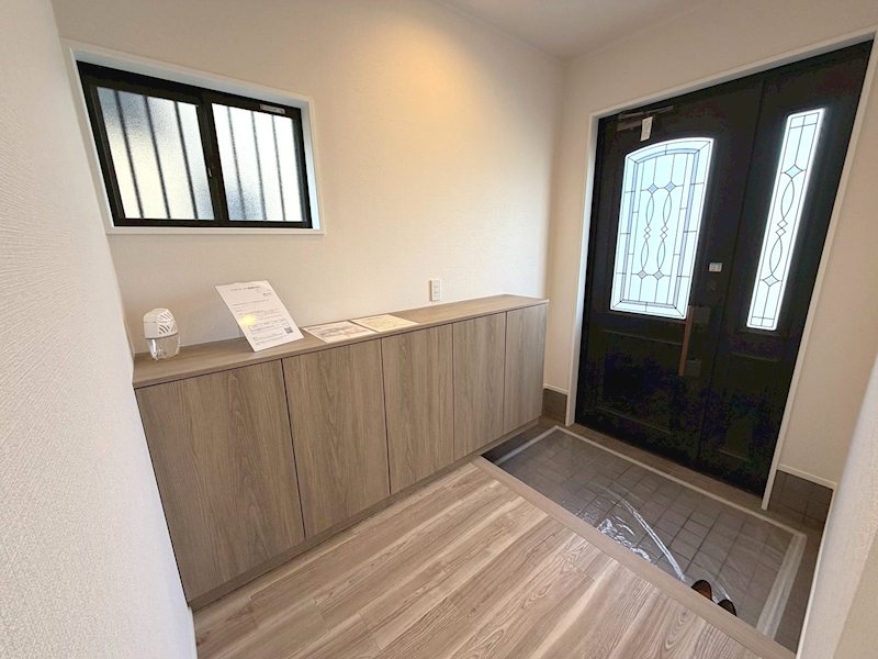 横幅いっぱいの大型シューズボックスで収納力抜群。広々とした玄関で、すっきり美しくお客様を迎えられる空間 養父元町一戸建再生既存住宅 その他