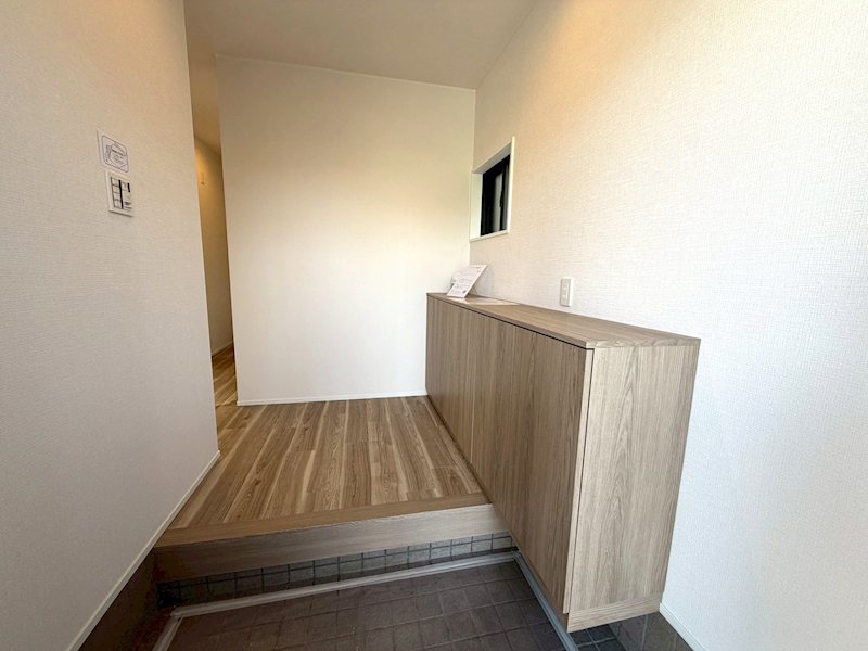 横幅いっぱいの大型シューズボックスで収納力抜群。広々とした玄関で、すっきり美しくお客様を迎えられる空間 養父元町一戸建再生既存住宅 その他