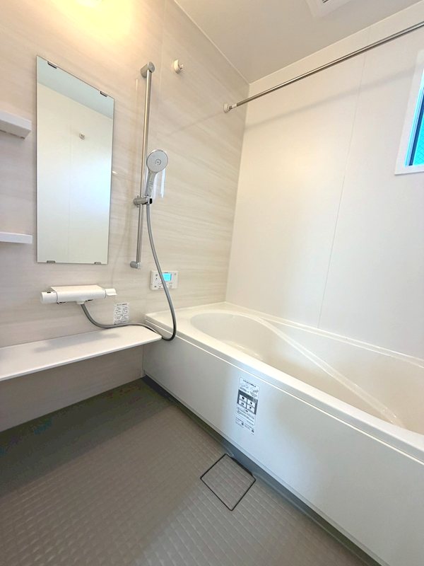 ボタン一つで決まった湯量と温度でお風呂が沸き、いつでも暖かいお風呂に入ってリラックスできます 倉治3丁目限定1邸新築分譲住宅 その他