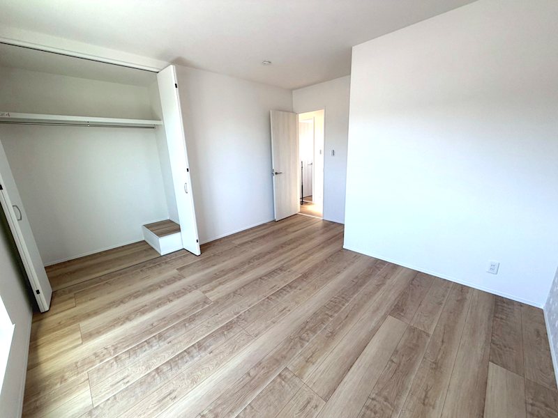 3階ウォークインクローゼット付バルコニーに面した洋室8帖 倉治3丁目限定1邸新築分譲住宅 その他