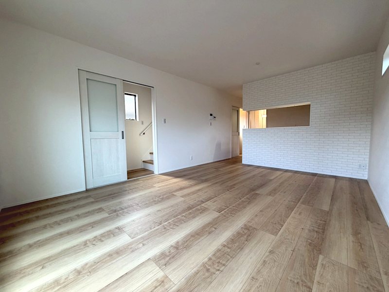 東側から採光がある16帖のリビング 倉治3丁目限定1邸新築分譲住宅 その他