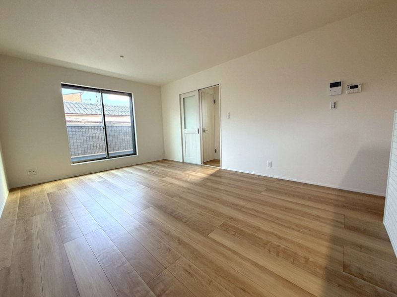 東側から採光がある16帖のリビング 倉治3丁目限定1邸新築分譲住宅 その他