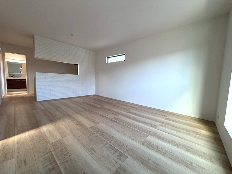 東側から採光がある16帖のリビング 倉治3丁目限定1邸新築分譲住宅 その他