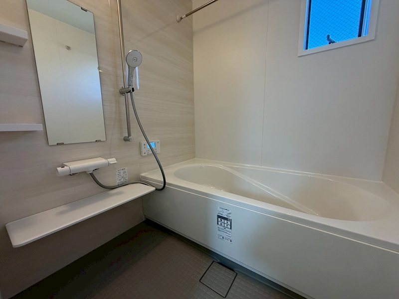 ボタン一つで決まった湯量と温度でお風呂が沸き、いつでも暖かいお風呂に入ってリラックスできます 倉治3丁目限定1邸新築分譲住宅 その他