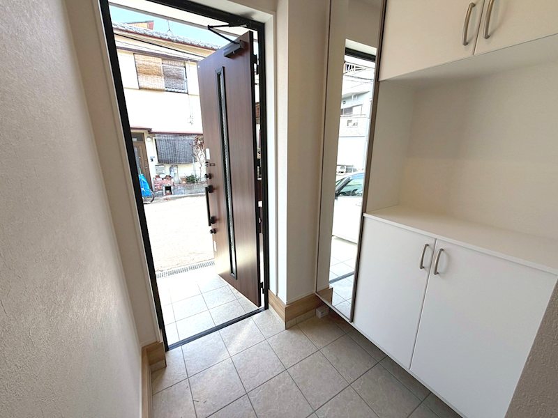 明るい玄関で家族を迎え入れてくれます 倉治3丁目限定1邸新築分譲住宅 その他