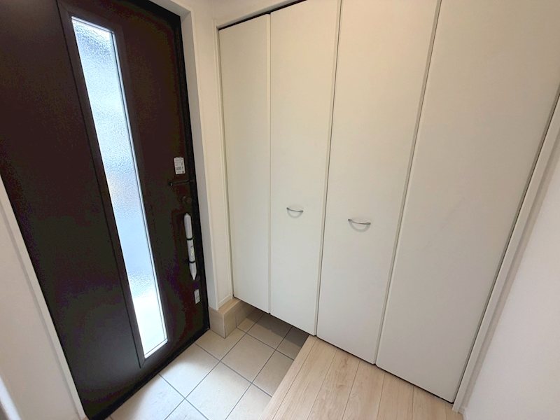 明るい光の入る広々玄関 渚東町CRADLEGARDEN限定1邸新築分譲住宅 その他