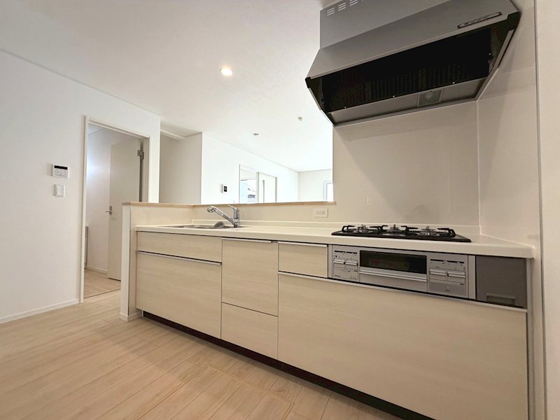 リビング全体を見渡せる対面キッチンで、家族との会話を楽しみながら調理できます 渚本町CRADLEGARDEN全3棟新築分譲地内3号棟 その他