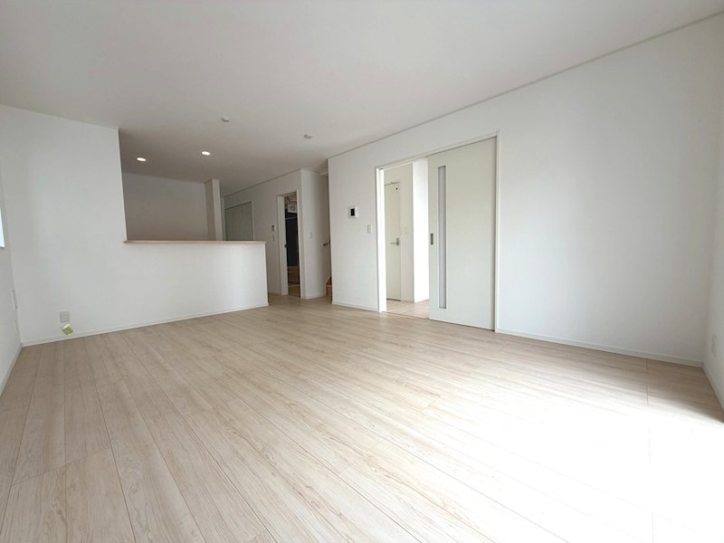 北側からの採光がある16帖の広々リビング 渚本町CRADLEGARDEN全3棟新築分譲地内3号棟 その他