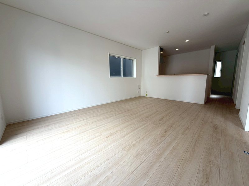 北側からの採光がある16帖の広々リビング 渚本町CRADLEGARDEN全3棟新築分譲地内3号棟 その他