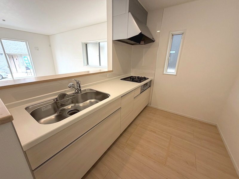 リビング全体を見渡せる対面キッチンで、家族との会話を楽しみながら調理できます 渚本町CRADLEGARDEN全3棟新築分譲地内3号棟 その他