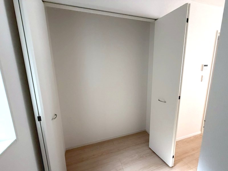 キッチン後ろの収納スペース 渚本町CRADLEGARDEN全3棟新築分譲地内3号棟 その他