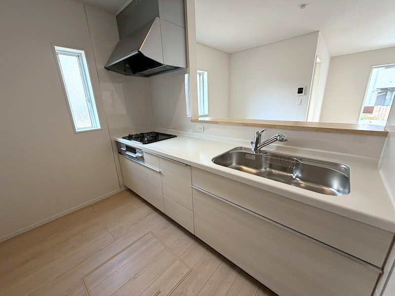 リビング全体を見渡せる対面キッチンで、家族との会話を楽しみながら調理できます 渚本町CRADLEGARDEN全3棟新築分譲地内1号棟 その他