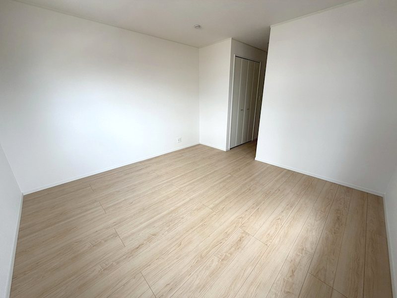 バルコニーに面した寝室9帖 渚本町CRADLEGARDEN全3棟新築分譲地内1号棟 その他