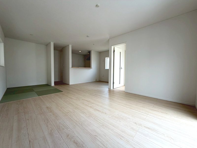 北側から採光と来客時に便利なタタミコーナー付20帖の広々リビング 渚本町CRADLEGARDEN全3棟新築分譲地内1号棟 その他