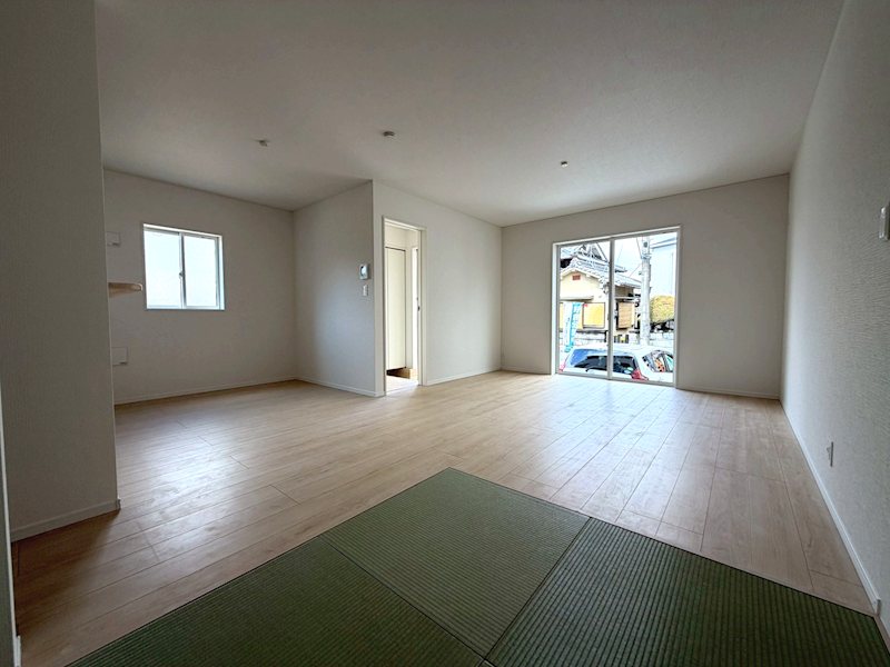 北側から採光と来客時に便利なタタミコーナー付20帖の広々リビング 渚本町CRADLEGARDEN全3棟新築分譲地内1号棟 その他