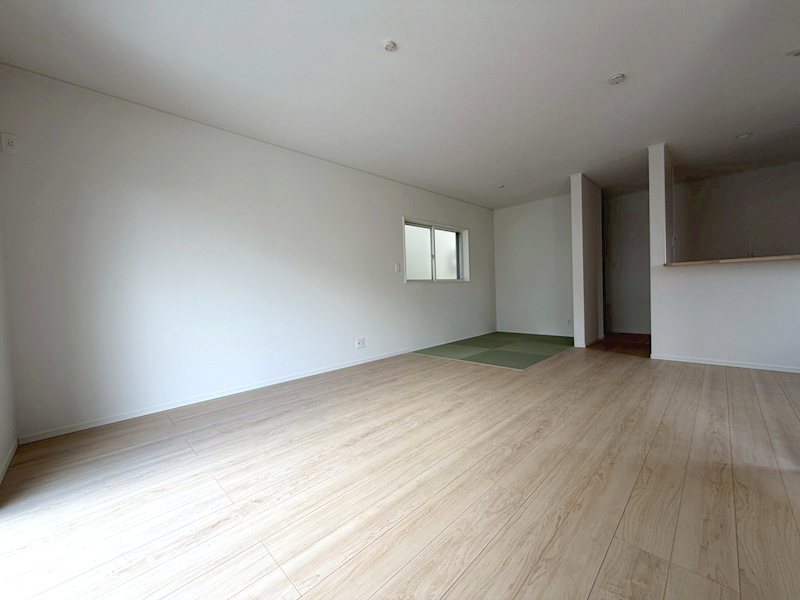 北側から採光と来客時に便利なタタミコーナー付20帖の広々リビング 渚本町CRADLEGARDEN全3棟新築分譲地内1号棟 その他