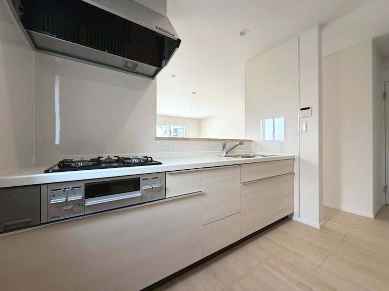 リビング全体を見渡せる対面キッチンで、家族との会話を楽しみながら調理できます 渚本町CRADLEGARDEN全3棟新築分譲地内1号棟 その他