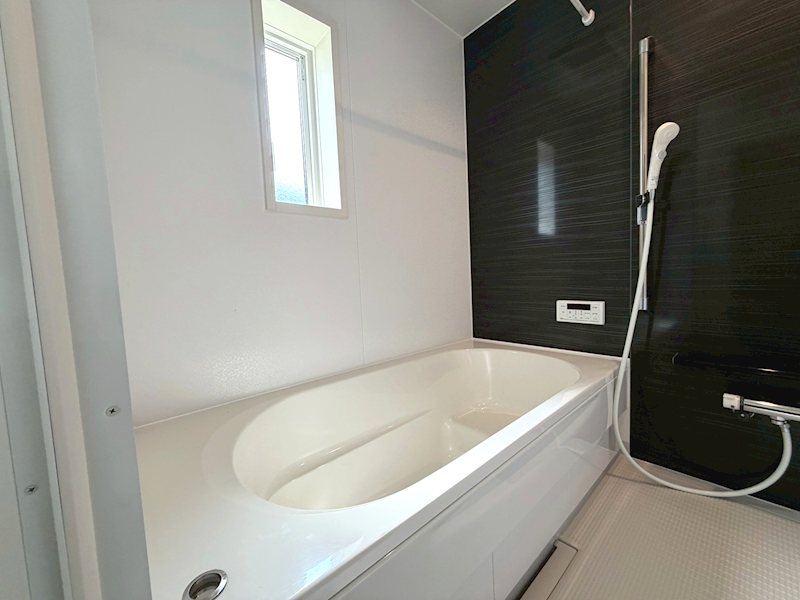 ボタン一つで決まった湯量と温度でお風呂が沸き、いつでも暖かいお風呂に入ってリラックスできます 渚本町CRADLEGARDEN全3棟新築分譲地内1号棟 その他