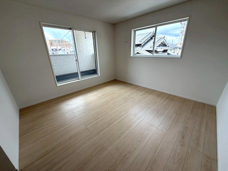 バルコニーに面した寝室9帖 渚本町CRADLEGARDEN全3棟新築分譲地内1号棟 その他