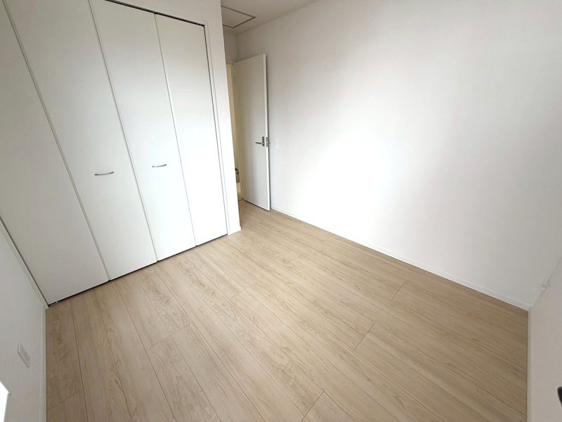 バルコニーに面した5帖の洋室 渚本町CRADLEGARDEN全3棟新築分譲地内1号棟 その他