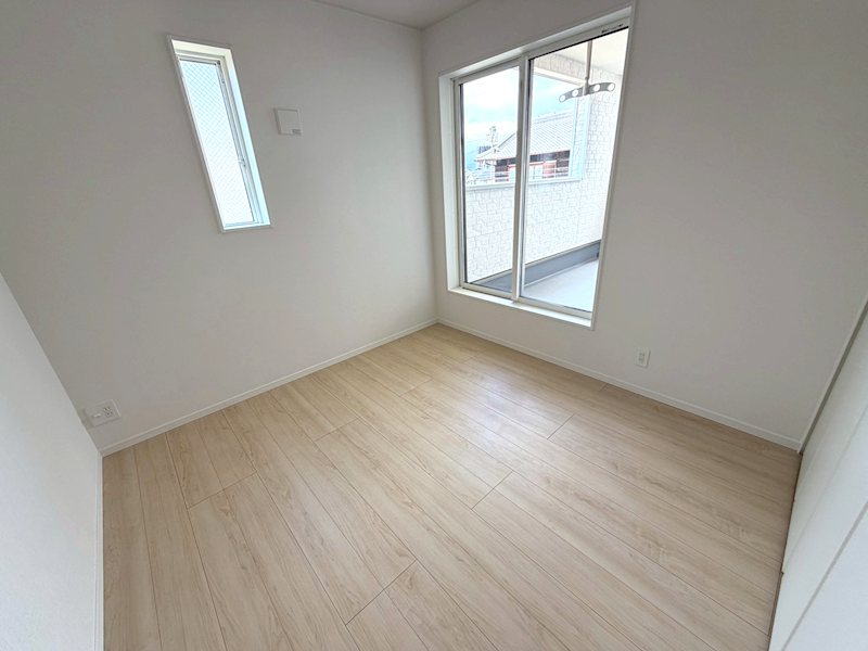 バルコニーに面した5帖の洋室 渚本町CRADLEGARDEN全3棟新築分譲地内1号棟 その他