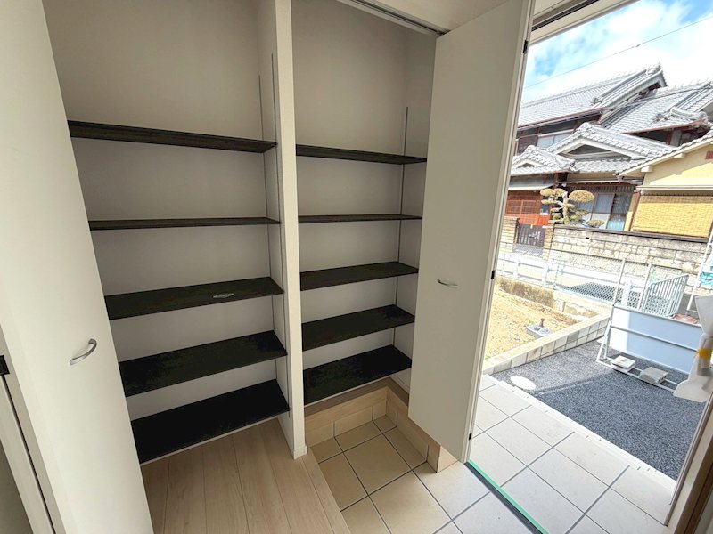 大きなシューズボックスのある玄関 渚本町CRADLEGARDEN全3棟新築分譲地内1号棟 その他