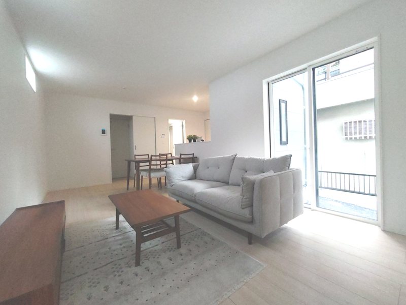 南から採光のあるLDK16.1帖 キッチン横に洗面脱衣室のスマート家事動線 須山町CRADLEGARDEN限定1邸新築分譲住宅 その他