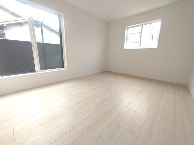 南向きバルコニーに面し収納充実のクロゼット付洋室9.3帖 主寝室にいかがですか 須山町CRADLEGARDEN限定1邸新築分譲住宅 その他