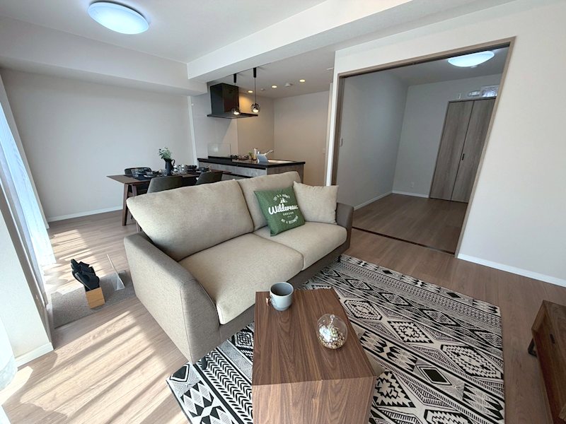 南東向きバルコニーに面した明るいLDK約16.3帖、床材、壁天井クロス貼替、システムキッチン新調 ダイアパレス樟葉 その他