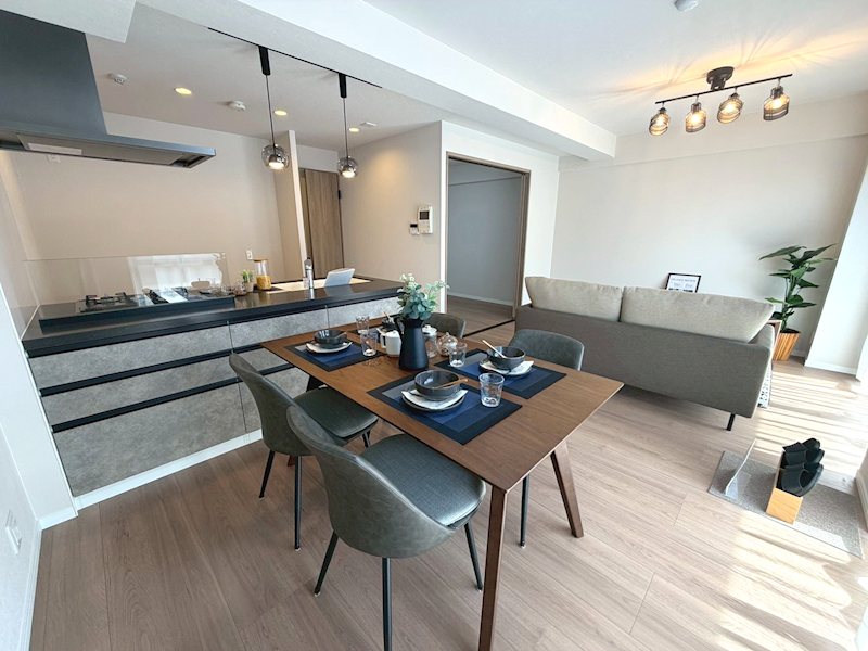 南東向きバルコニーに面した明るいLDK約16.3帖、床材、壁天井クロス貼替、システムキッチン新調 ダイアパレス樟葉 その他