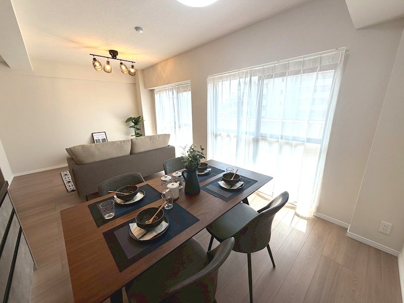 南東向きバルコニーに面した明るいLDK約16.3帖、床材、壁天井クロス貼替、システムキッチン新調 ダイアパレス樟葉 その他