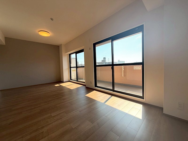 南東向きバルコニーに面した明るいLDK約17帖、床材、壁天井クロス貼替、システムキッチン新調 ダイアパレス樟葉 その他