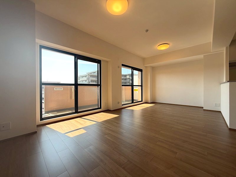 南東向きバルコニーに面した明るいLDK約17帖、床材、壁天井クロス貼替、システムキッチン新調 ダイアパレス樟葉 その他