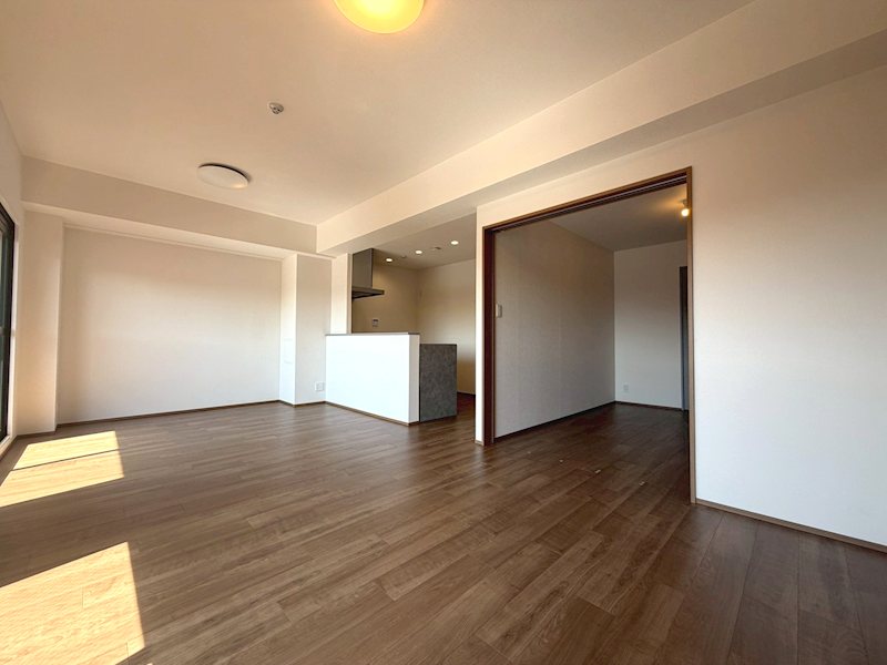 南東向きバルコニーに面した明るいLDK約17帖、床材、壁天井クロス貼替、システムキッチン新調 ダイアパレス樟葉 その他