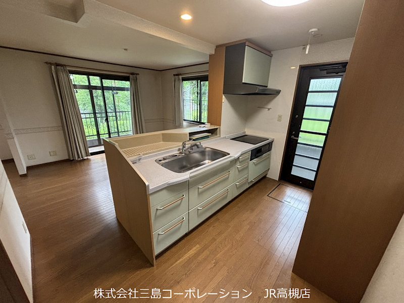 広々カウンターキッチン♪カップボード設置済みです♪ 高槻市南平台1丁目 中古一戸建 その他