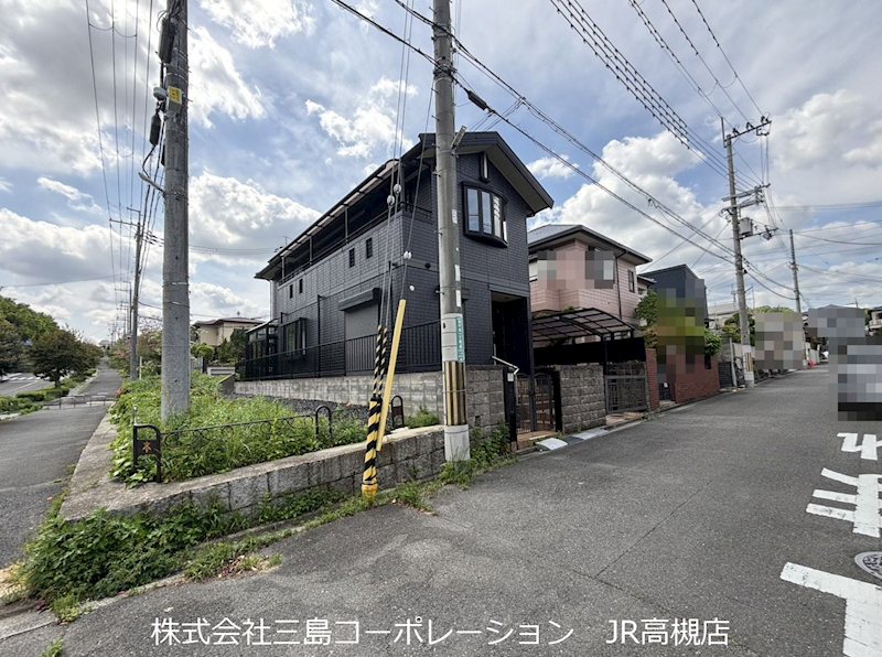 東側道路6.0m、南側道路18.0mで広々として開放的です♪ 高槻市南平台1丁目 中古一戸建 その他