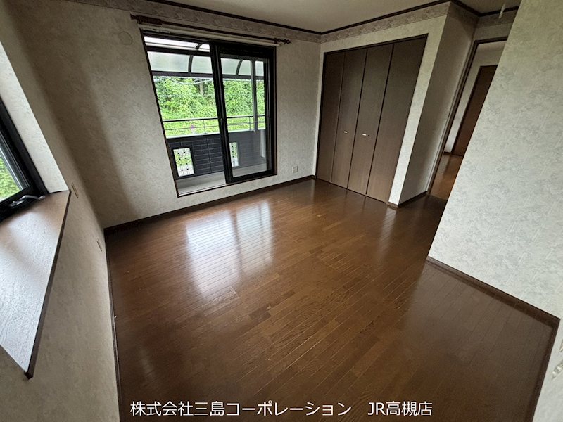 8.3帖主寝室、大きめのクローゼットが2箇所、収納豊富です♪ 高槻市南平台1丁目 中古一戸建 その他