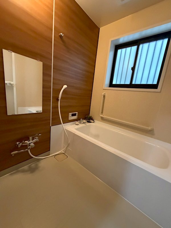 ボタン一つで決まった湯量と温度でお風呂が沸き、いつでも暖かいお風呂に入ってリラックスできます 香里園東之町一戸建再生既存住宅 その他