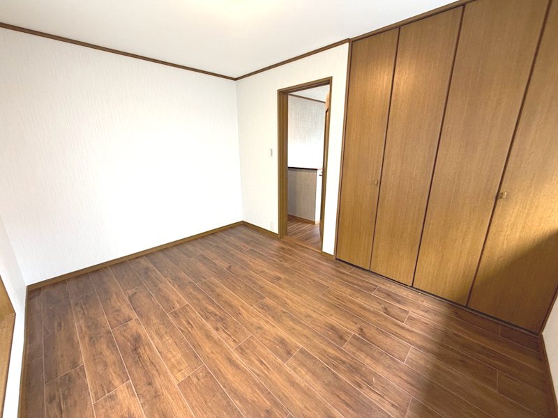 バルコニーに面した洋室6帖 香里園東之町一戸建再生既存住宅 その他