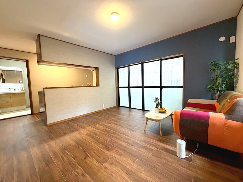 クロス・フロアタイル新調の明るい12帖のリビング 香里園東之町一戸建再生既存住宅 その他