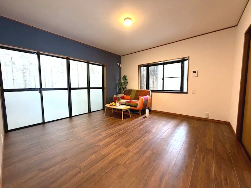 クロス・フロアタイル新調の明るい12帖のリビング 香里園東之町一戸建再生既存住宅 その他